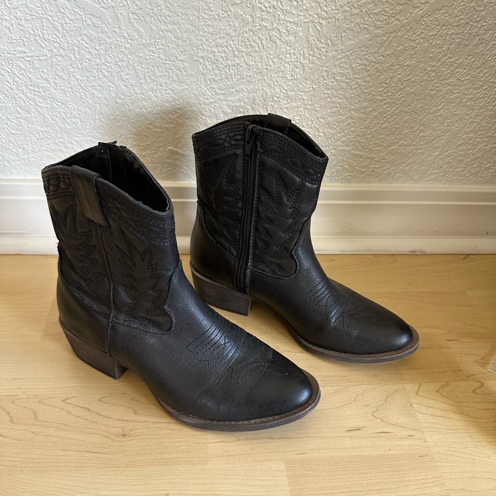 Coconuts by Matisse “Pistol” Short Cowboy Boots - Black, Women’s size 6